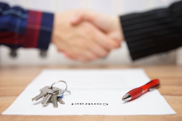 shaking-hands-background-contract-keys-pen-2400